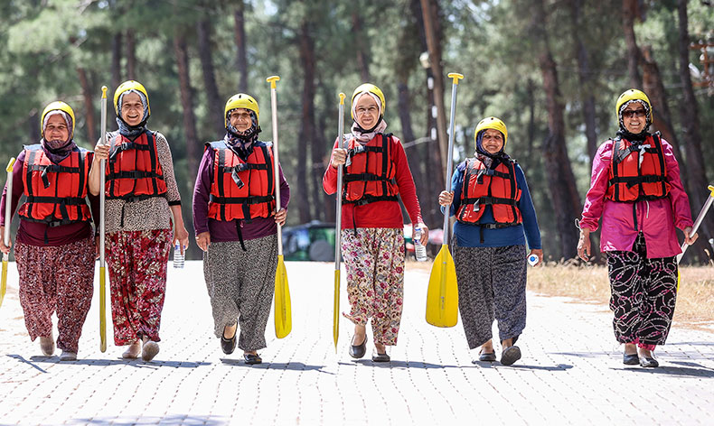 Yöresel kıyafetleriyle rafting yaptılar