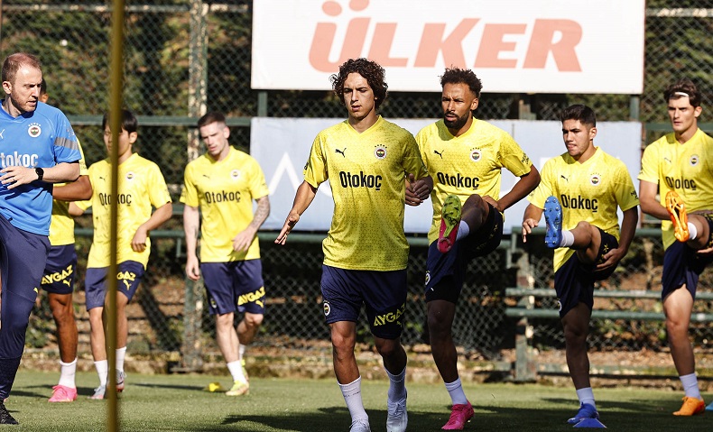 Fenerbahçe, günü çift antrenmanla tamamladı