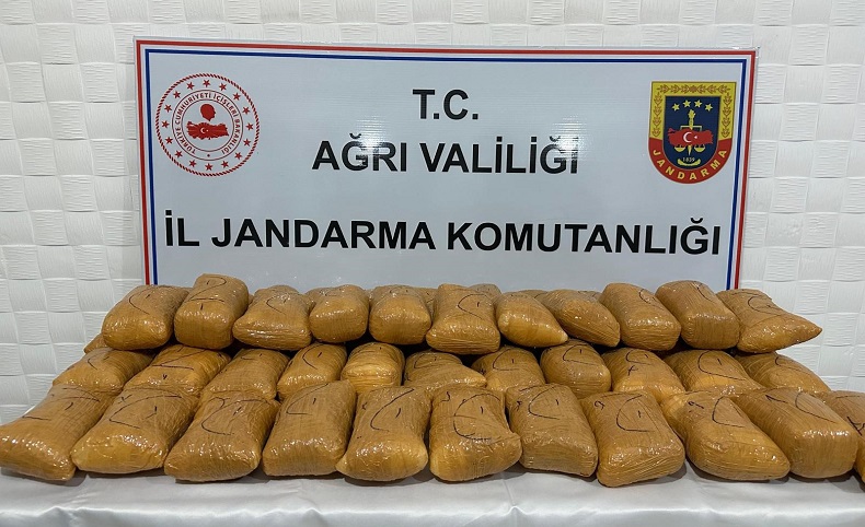 Kaçak göçmenler 58,5 kilo uyuşturucuyla yakalandı