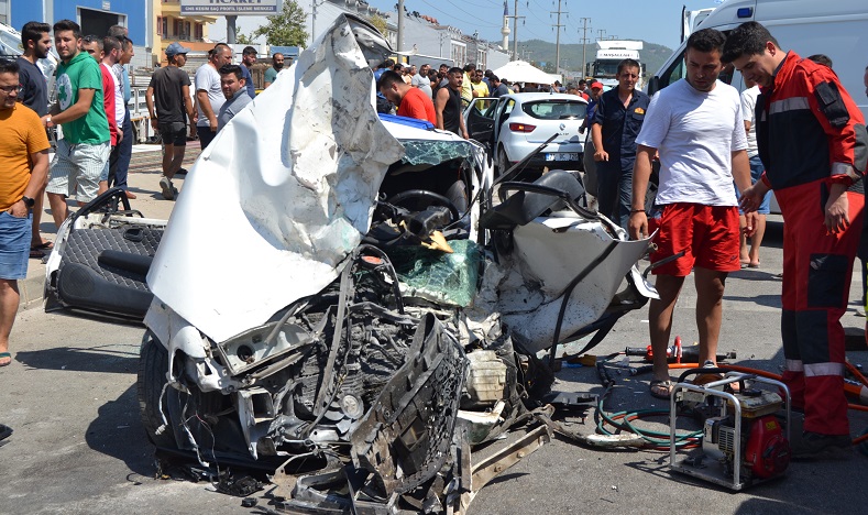 4 araçlı trafik kazasında ölü ve yaralılar var