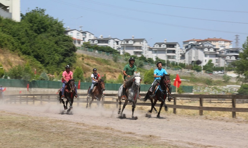 Rahvan at yarışları nefes kesti