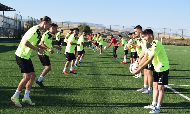 Arguvanspor topbaşı yaptı