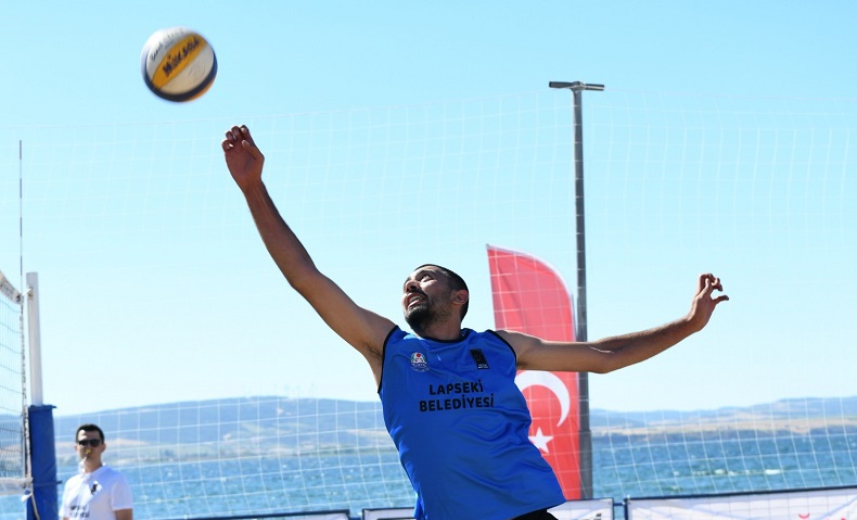 Lapseki’de plaj voleybolu heyecanı başladı
