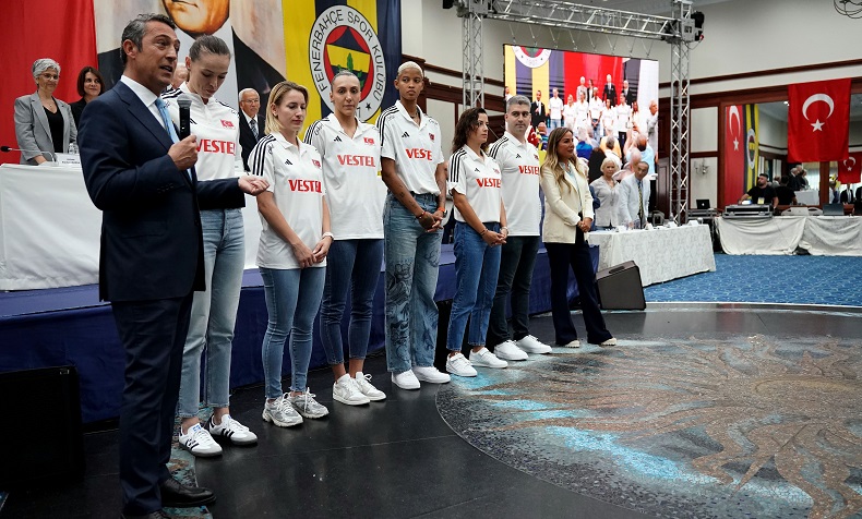 Filenin Sultanları Fenerbahçe Yüksek Divan Kurulu Toplantısı’nda ayakta alkışlandı