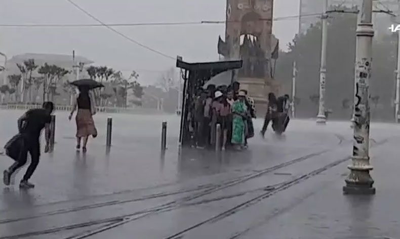Taksim’de sağanak yağış etkili oldu