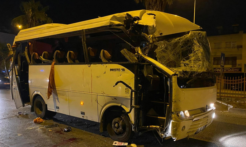 Tur midibüsü park halindeki araçlara çarptı