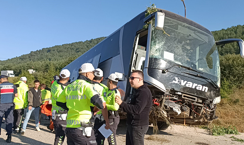 Yolcu otobüsü yoldan çıktı