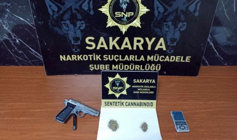 Otomobilin kadranının arkasına saklamış