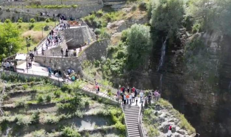 En yüksek şelalesine turist akını