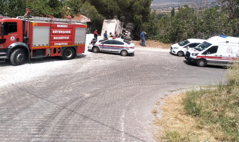 Şarampole devrilen kamyon