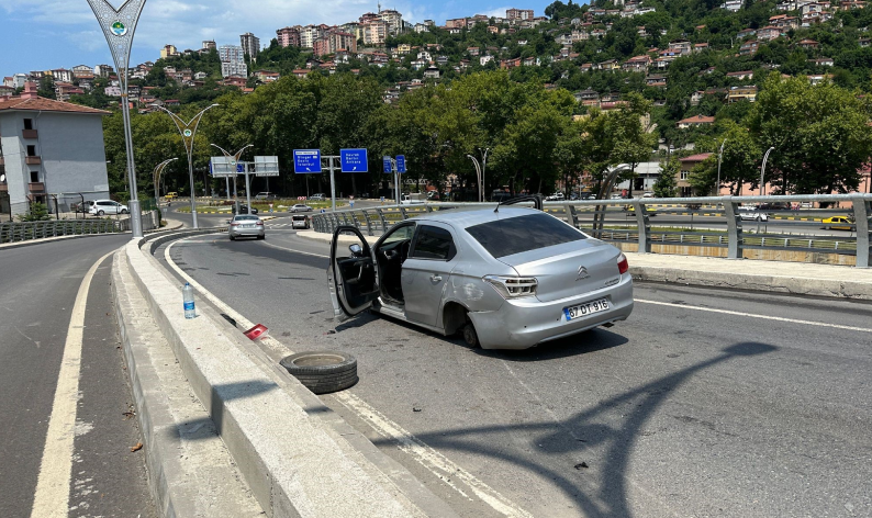 Lastiği çıkan otomobil beton bariyere çarptı