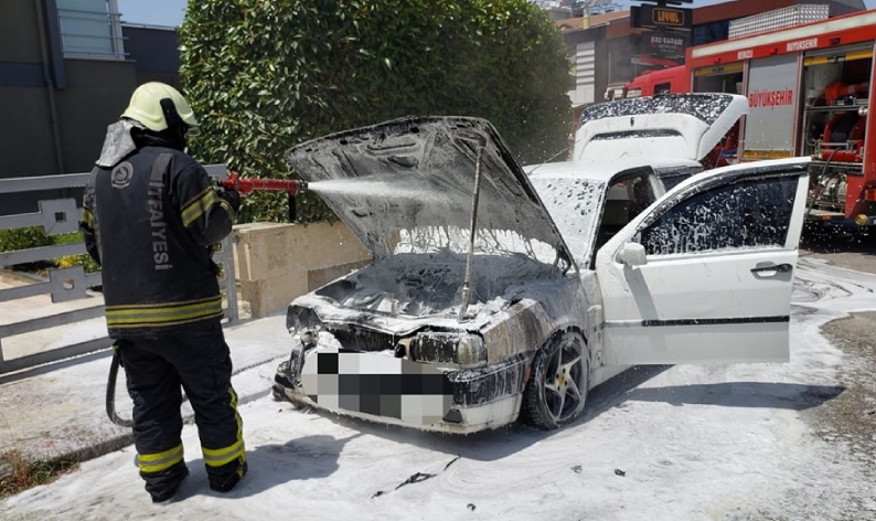Park halindeki otomobilde yangın