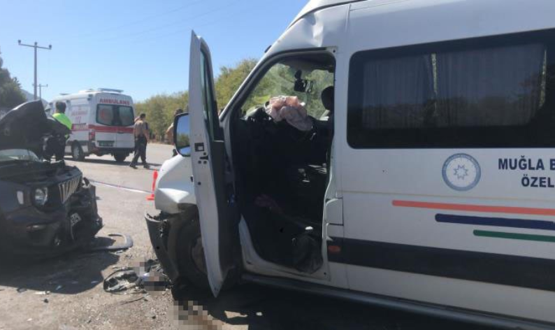 Otomobil ile minibüs kafa kafaya