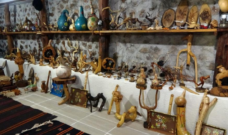 Kurumuş dalları sanata dönüştürüyor