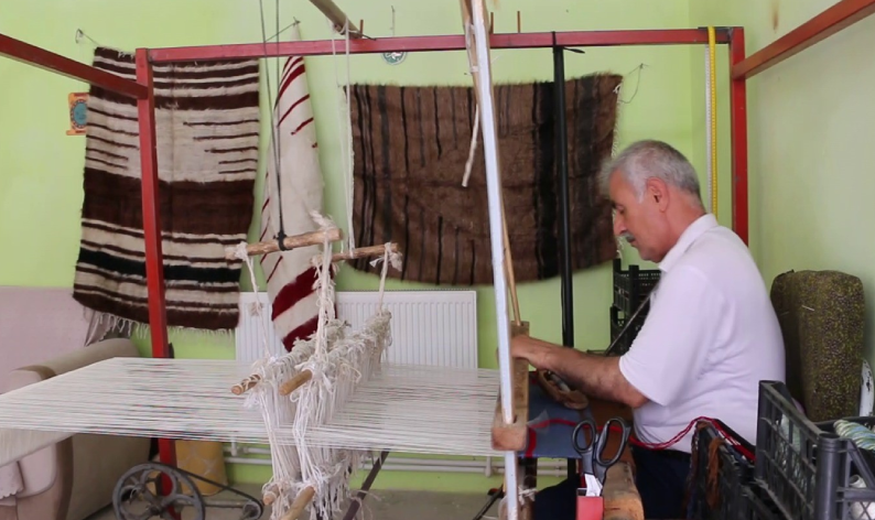 Mesleğini evinin bodrumunda sürdürüyor