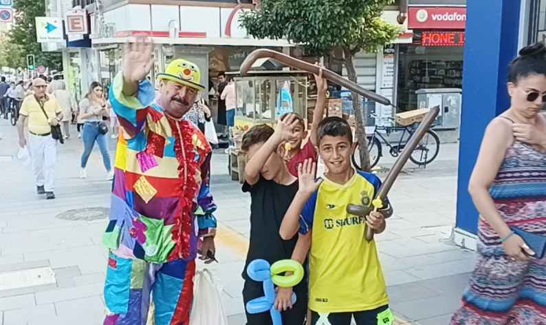 Balon satarak Türkiye’yi gezdi