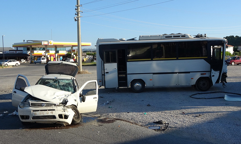 Otel servisi ile otomobil çarpıştı