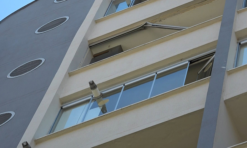 Cam balkon takarken düşen genç hayatını kaybetti