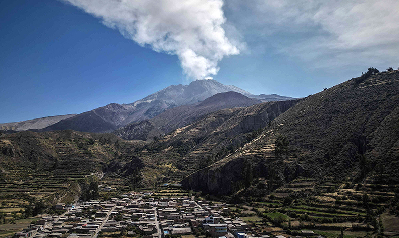Peru’da Ubinas Yanardağı patladı