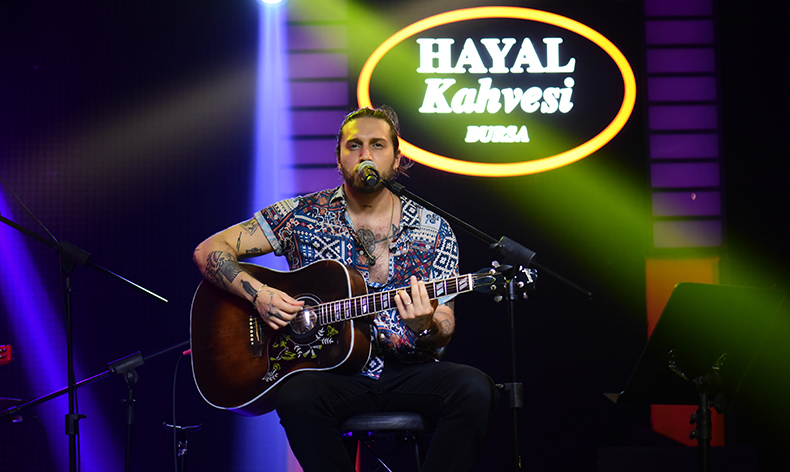 Ufuk Beydemir yeni şarkısını ilk kez Bursa’da seslendirdi