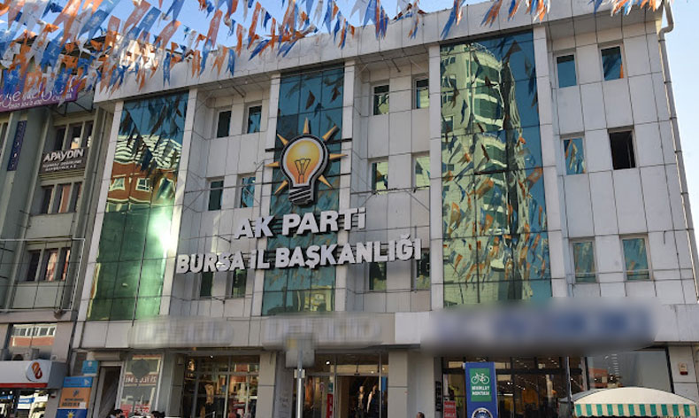 İYİ Partili milletvekillerinden benzin zammına tepki