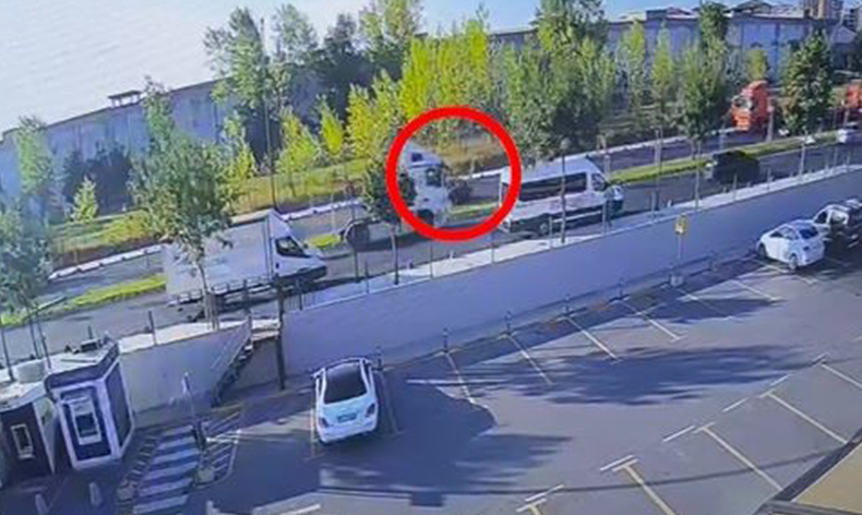 Tırın otomobili karşı şeride attığı kaza