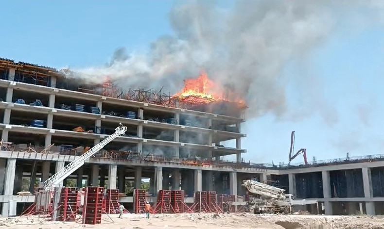 Otel inşaatında yangın, devreye helikopter girdi