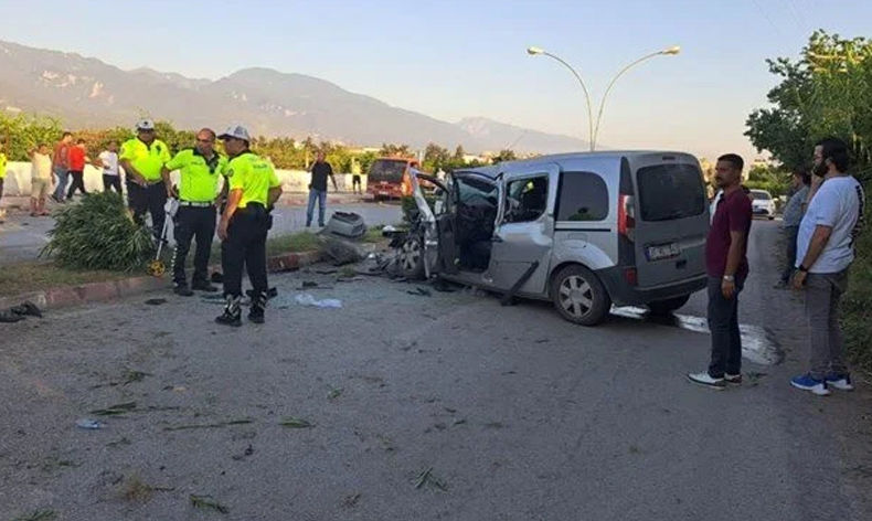 Polis aracıyla otomobil çarpıştı