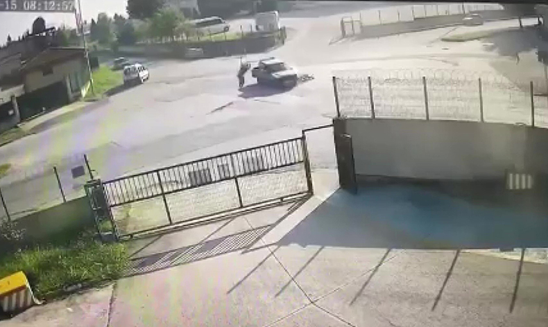 Motosiklet sürücüsü havada takla attı