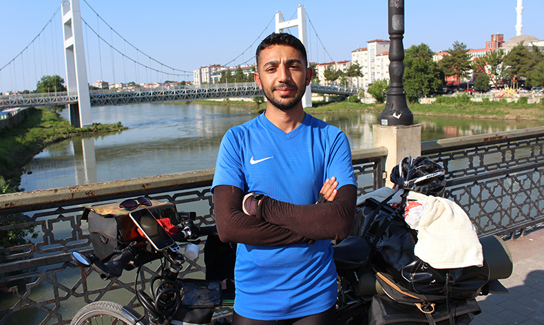 Üniversite öğrencisi bisikletiyle Karadeniz’i turluyor