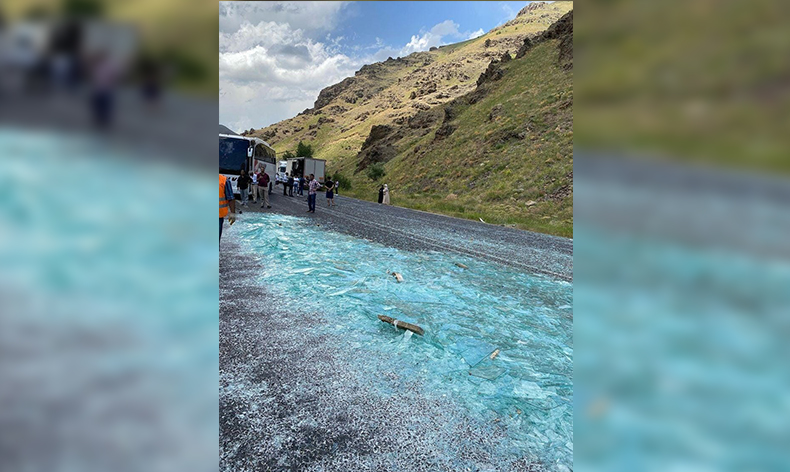 Tırın çadırı açıldı, cam kırıkları yola saçıldı