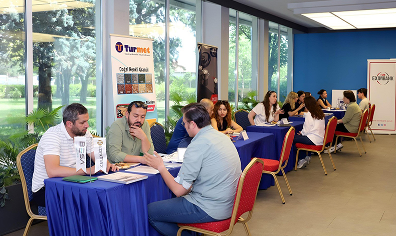 Mekatronik uzmanlık programına katılan gençler