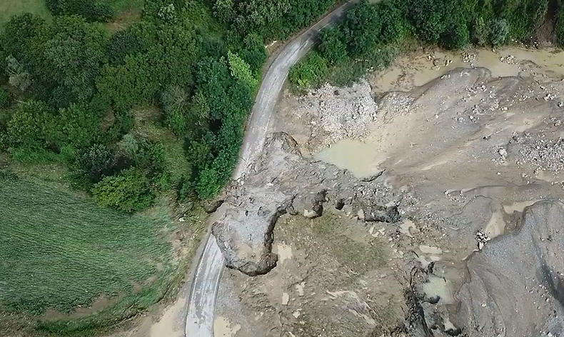 6 köyü ilçeye bağlayan yol çöktü
