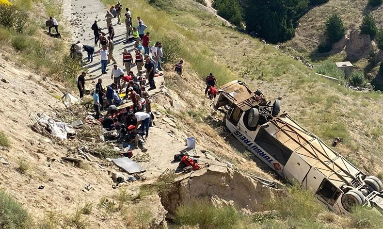 Yolcu otobüsü viyadükten düştü, ölü ve yaralılar var