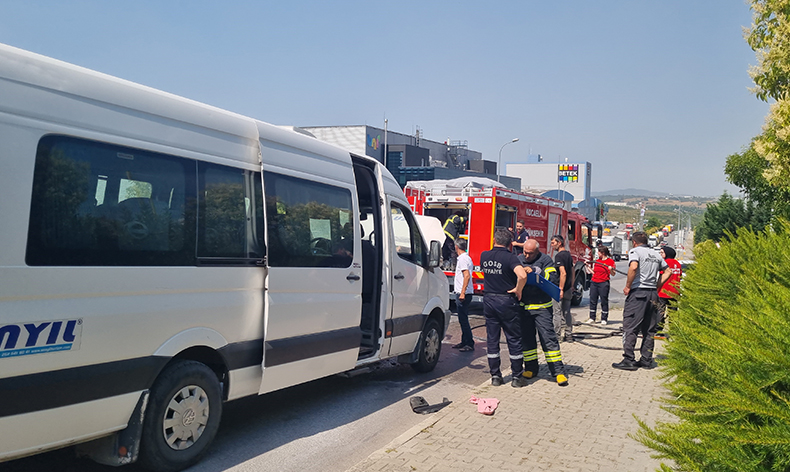 Servis minibüsünde yangın çıktı