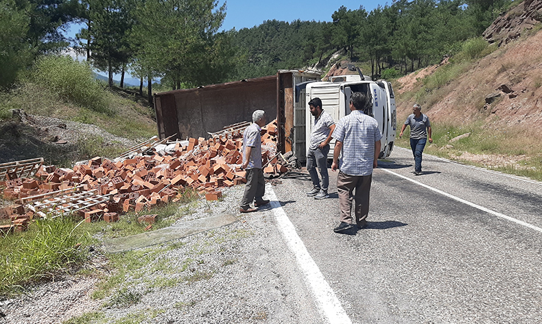 Karabük’te tuğla yüklü kamyon devrildi