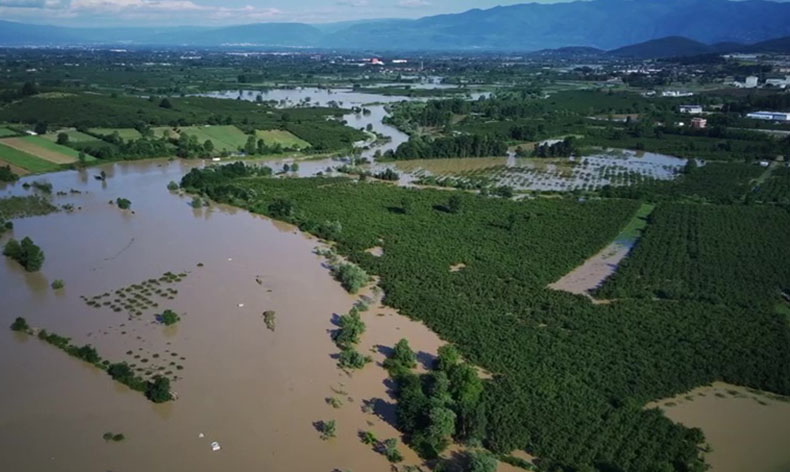 Sel suları tarım arazilerini göle çevirdi