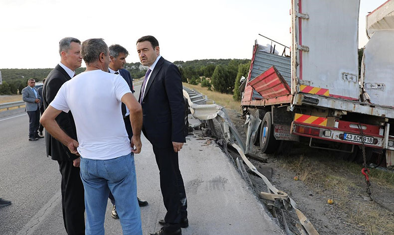 Vali Işın, kazazedelerin yardımına koştu
