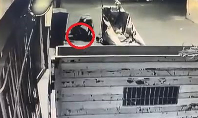 Biri çöp kovasını, diğeri rögar kapağını çaldı