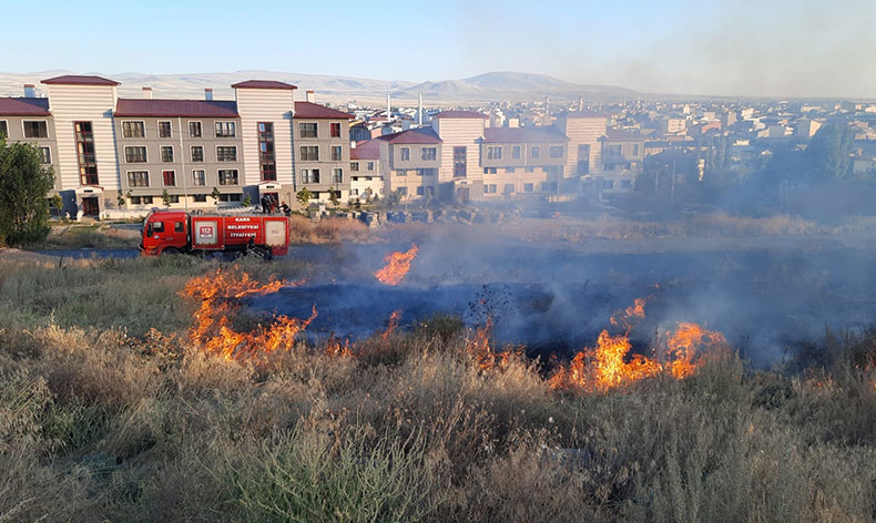 Kars’ta 2 ayrı bölgede örtü yangını