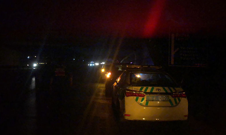 Kazaya müdahale eden polislere araç çarptı