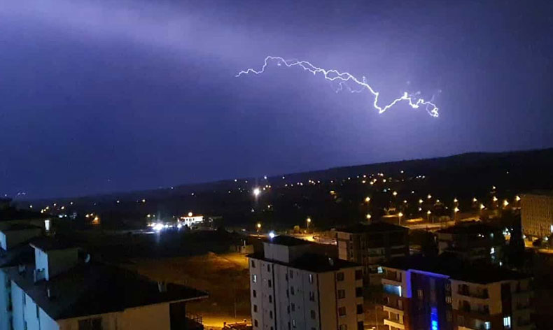 Elazığ’da şimşekler geceyi aydınlattı