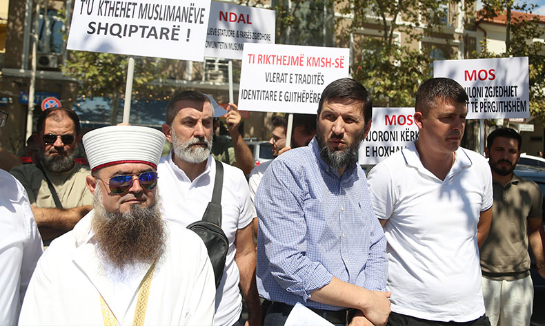 Arnavutluk’ta FETÖ protestosu