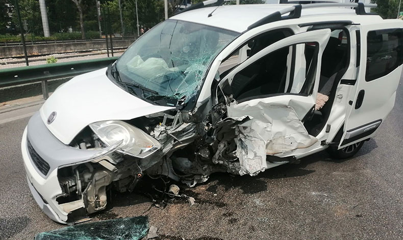Bariyerlere çarpan hafif ticari araç metrelerce savruldu