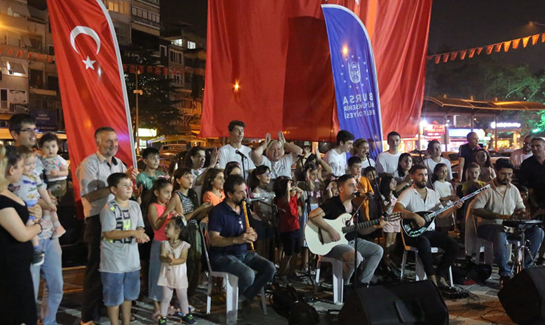 Sahne, ‘adam olacak’ çocukların