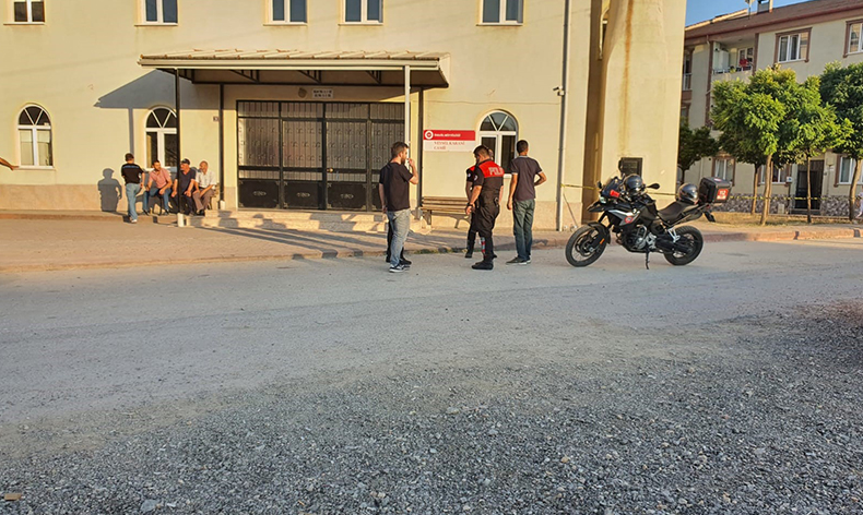 Telefonda tartıştığı arkadaşını cami önünde vurdu