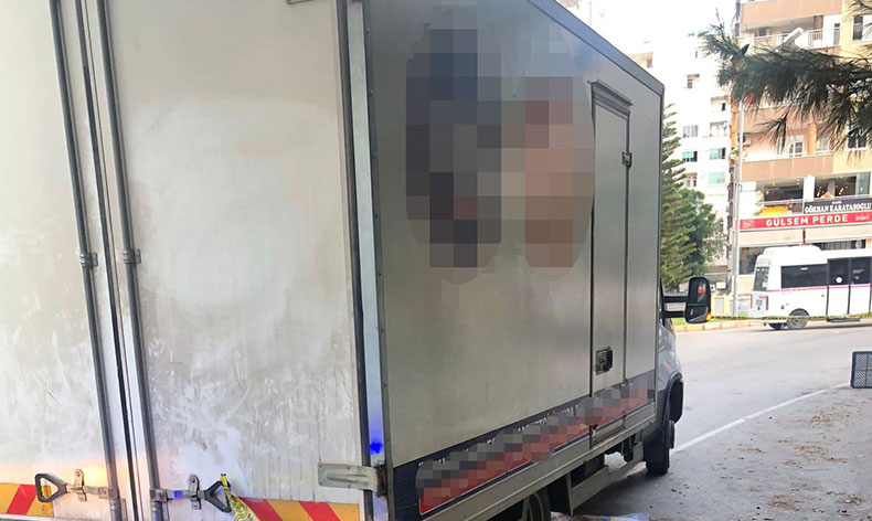 Geri manevra yapan kamyonetin altında kaldı