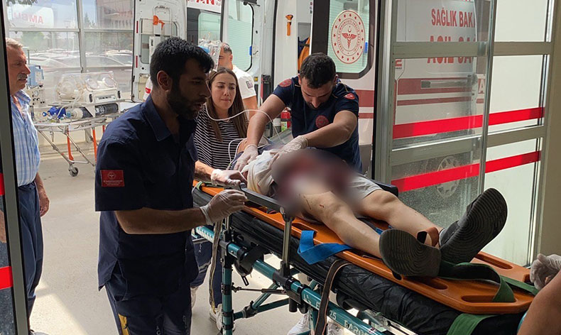 Camdan çıkarttığı kolu,araçların arasında parçalandı