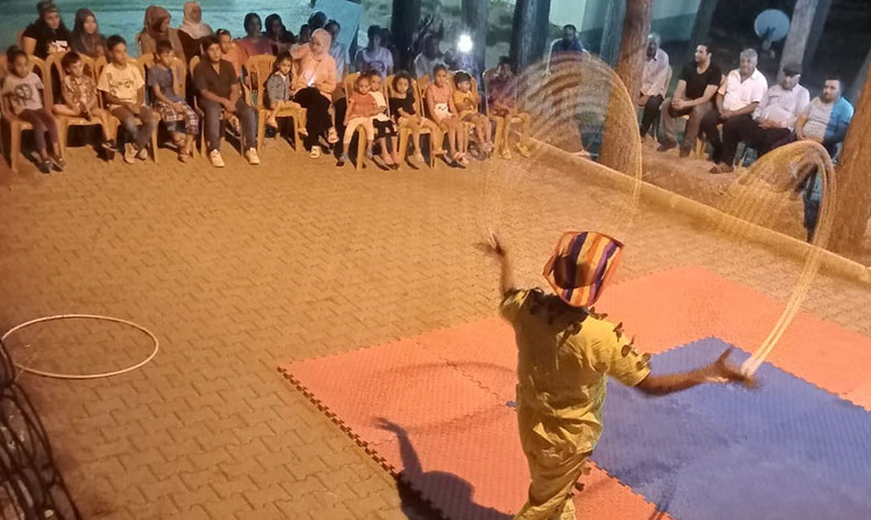 Depremzede çocuklara sirk gösterisi