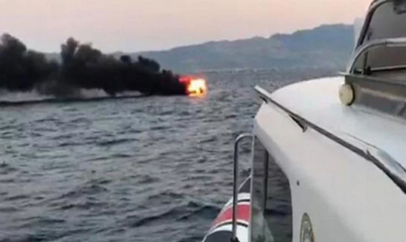 Yanan tekneden denize atlayarak kurtuldular